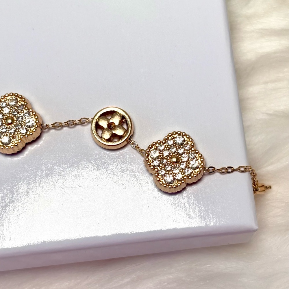 Gold Plated Clover Bracelet With Cluster Stones - Picture 4 of 9